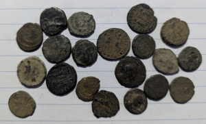 20 small Uncleaned Roman coins from the Holyland - Lot 2